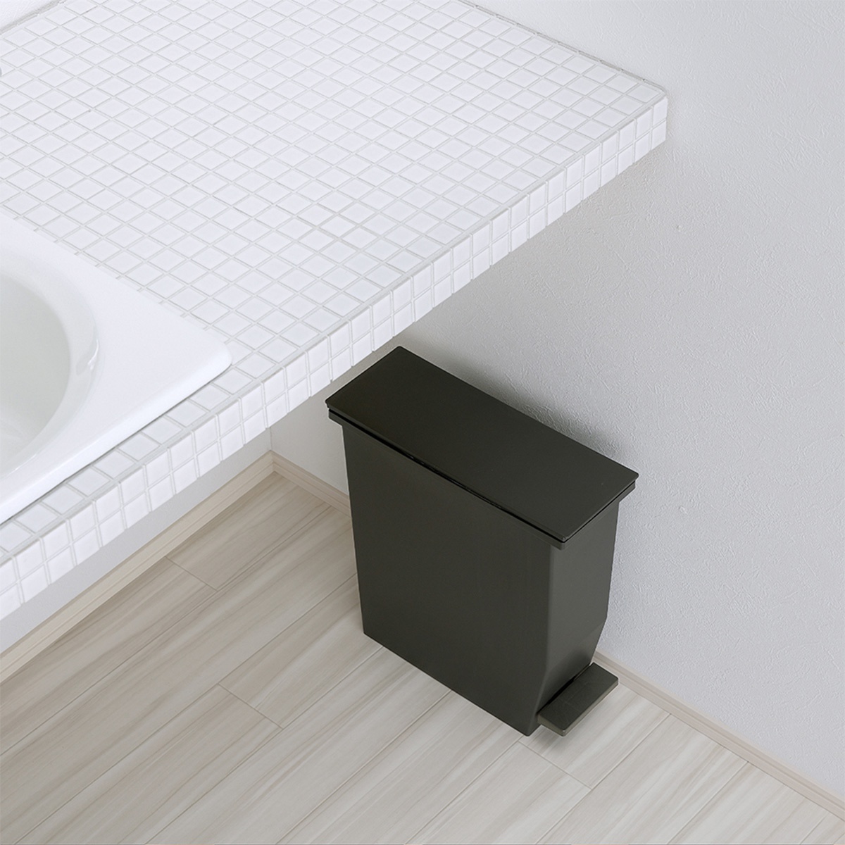 H&H系列13L踩踏垃圾桶，深灰色，帶有銀色踏板，方形設計，置於白色馬賽克檯面旁的牆角。