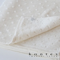 淺米色無撚紗質防踢被心，布料表面佈滿細小白色水玉點點織紋，質地柔軟，標籤顯示為日本製造。