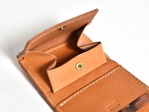 職人手作皮革三折式迷你短夾 (WS-2)，採用天然鞣製皮革，淺棕色調，手工縫線精緻，內含零錢袋與卡槽。