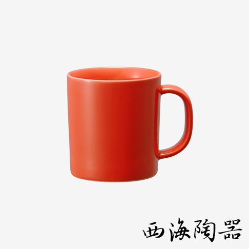 波佐見燒 Common 溫彩好感馬克杯，330ml，圓柱形杯身，帶有 D 型手把，呈現啞光橙紅色，材質為陶瓷。
