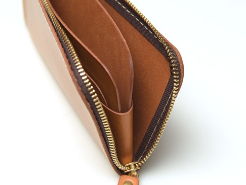 職人手作皮革L型拉鍊長夾，呈現自然棕色皮革紋理，搭配金色拉鍊，內裡皮革柔順，結構簡潔。