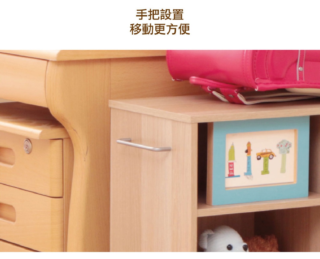 淺木紋色開放式可移動收納架，有銀色金屬把手，右側開放式層架內有一個藍色畫框，框內為卡通圖案，下層架有絨毛玩具。