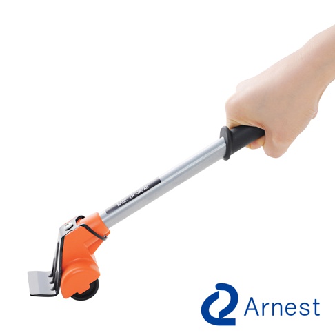 手持一把銀色金屬桿、黑色握把、橘色塑膠頭及金屬提片的家具起重器。