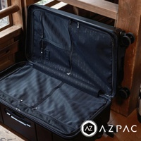 AZPAC Trucker 2.0 30吋旅行箱，黑色，內裡為網狀隔層與束帶，箱體為硬殼材質，配備四個萬向輪。