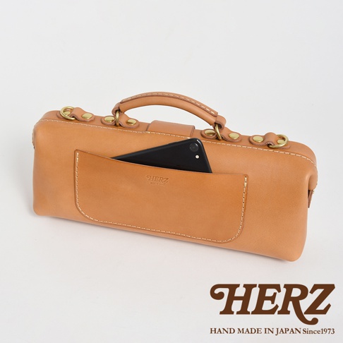 日本HERZ手工皮革橫長形杜勒斯單肩包，棕色皮革材質，包身前方有一個手機收納袋，包蓋上有HERZ品牌標誌。