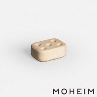 石白色 BRICK STAND 傘架，由陶土製成，呈現長方形，頂部有五個圓形孔洞，用於放置雨傘。