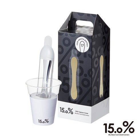 白色杯座內置透明容器，裝有金屬冰淇淋勺，勺柄帶有白色塑膠套。旁邊是黑色紙盒包裝，印有白色圓形圖案和「rich vanilla parfait」字樣，盒身有「15.0%」標誌和兩款金黃色冰淇淋勺圖案。