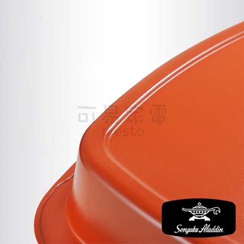 橙色方形烤盤組的局部特寫，烤盤邊緣有圓潤的弧度，表面光滑，材質看起來是金屬或帶有塗層。