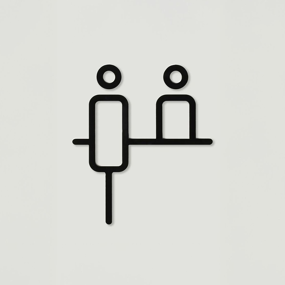 簡約風格的黑色線條標示牌，描繪兩人站在櫃檯前後的圖示，可能為金屬或壓克力材質。