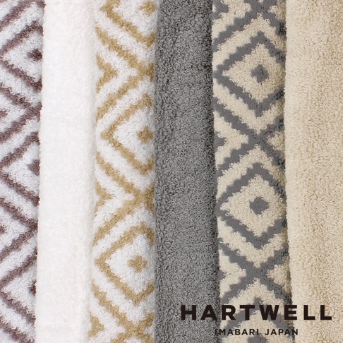 三款 CUOL 今治柔彈伸縮美肌枕套，包含菱形幾何圖案的棕色、米白色與灰色，以及素色的白色與淺米色，皆為絨毛材質。