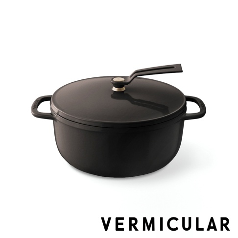 VERMICULAR 琺瑯鑄鐵鍋，黑色，帶有銀色鍋蓋把手，兩個側面提把。