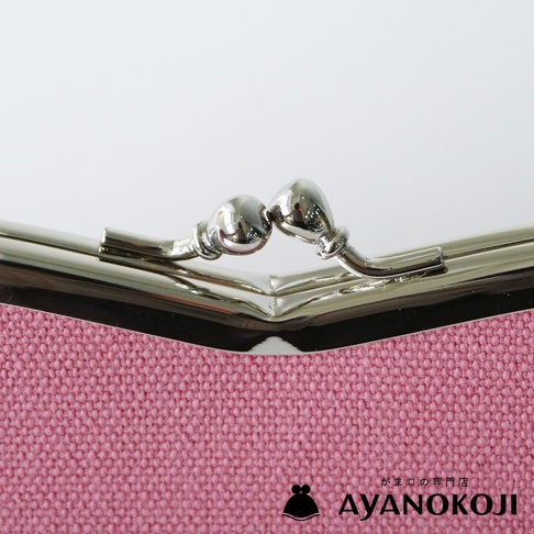 AYANOKOJI 品牌粉紅色織紋口金包的局部特寫，呈現金屬開合的細節。