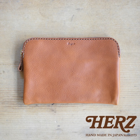 職人手作皮革Organ雙拉鍊收納袋，淺棕色，光滑紋理皮革，頂部有拉鍊開口，側面有皮革拉環。