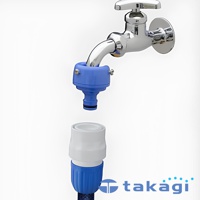 藍色轉接頭連接至金屬水龍頭，下方有白色和藍色軟管接頭。