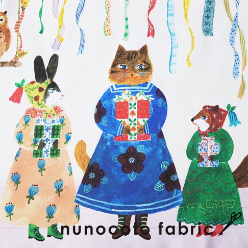 無框帆布藝術海報，描繪一場動物的交換禮物派對。左邊是一隻兔子，身穿淡橘色印花洋裝，手持禮物。中間是一隻貓，穿著藍色印花洋裝，抱著紅白色禮物。右邊是一隻狐狸，穿著綠色印花洋裝，手捧藍色禮物。上方裝飾著彩色的飄帶。