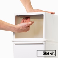 白色長版可疊垃圾桶，前端有推蓋設計，顯示一只手正在操作推蓋。