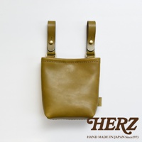 橄欖綠皮革製作的職人手作腰袋，有兩個帶有黃銅扣環的皮革吊帶，可掛在腰帶上。袋口有縫線裝飾。