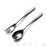 YAMACO 品牌標誌旁是若水系列霧面不鏽鋼晚餐叉匙兩件組，叉子與湯匙的組合，以乾淨的白色背景呈現。