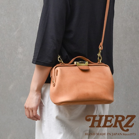 日本人手作HERZ皮革Organ鎖孔式大開口肩背包，斜背於身，展現經典造型。