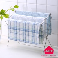 銀色金屬折疊式小物晾曬架，架上掛有三條不同圖案的毛巾：頂部為淺藍色格紋，中間為白色條紋，底部為藍綠色格紋。