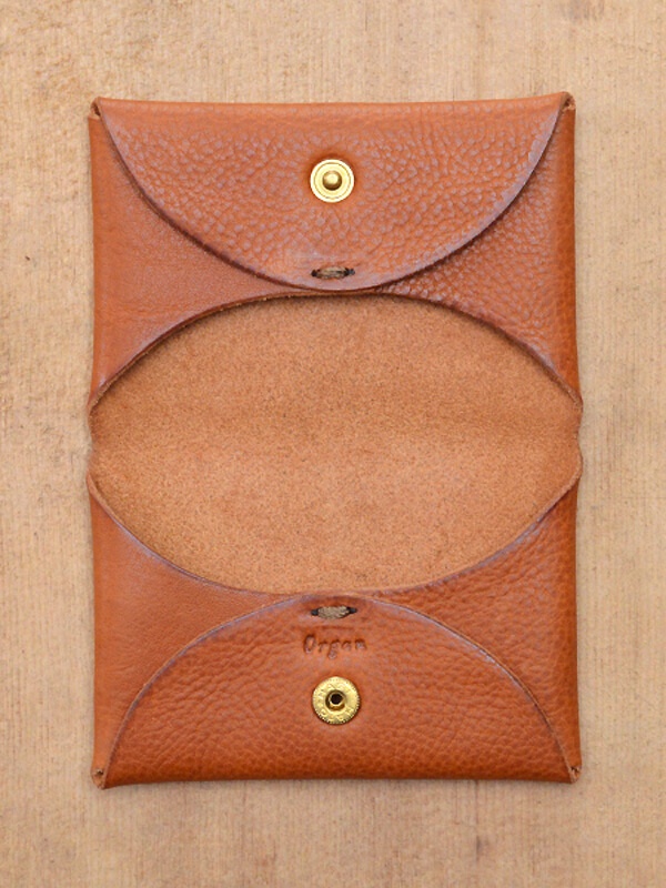 職人手作皮革Organ雙開卡片收納夾，採用棕色荔枝紋皮革材質，雙邊翻蓋設計，各有一個金色按扣。內部為淺棕色皮革，中央有「Organ」壓印字樣。