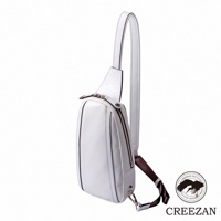 JETTER 隨身側背包 CJTE-021，白色荔枝紋皮革材質，設有拉鍊主袋、可調節背帶及金屬扣環。