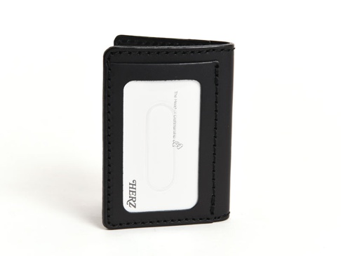 黑色皮革三面雙折票券收納夾，設有透明卡片夾層，內部印有品牌標誌和文字。
