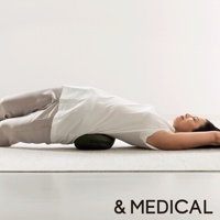 一名女子側躺在瑜珈墊上，使用一個綠色、U型、有紋路的骨盤枕支撐腰部。