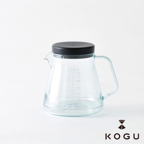 日製Tritan材質透明咖啡壺，帶有黑色可微波耐熱壺蓋，壺身有ml刻度顯示，容量700ml，造型簡潔。
