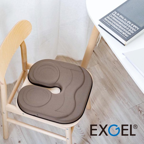 THE OWL Standard U貓頭鷹U字型基本款坐墊，為咖啡色，採用柔軟親膚的材質，坐墊表面有紋路設計，提供良好的支撐與舒適感。