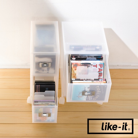 兩個透明白色塑膠收納盒，一個窄版較高，另一側為較寬的收納盒，皆裝有書籍、DVD 或文件，配有金屬拉手。