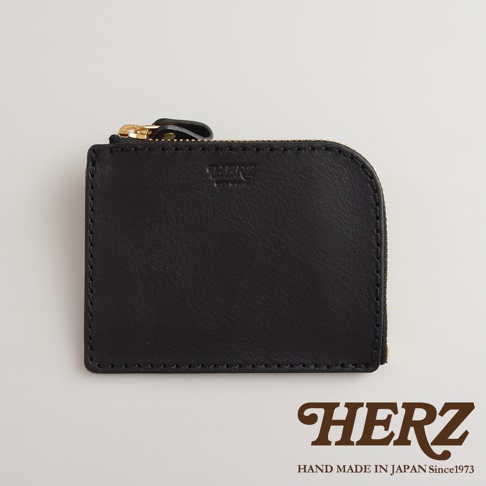 黑色皮革L型拉鍊迷你短夾，表面壓有品牌Logo，搭配金色拉鍊，質地細緻，手工縫線整齊。