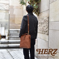 職人手作皮革軟式杜勒斯包，經典棕色，採用高品質皮革製作，設計簡約實用，可肩背或手提。