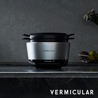 銀色 Vermicular mini IH 琺瑯電子鑄鐵鍋，配有黑色鍋蓋和提把，放置於深色檯面上。