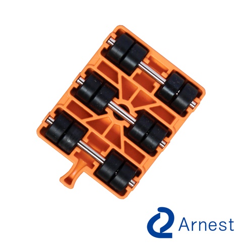 橙色塑料家具起重器，帶有六個黑色橡膠滾輪和銀色金屬軸，呈傾斜視角。