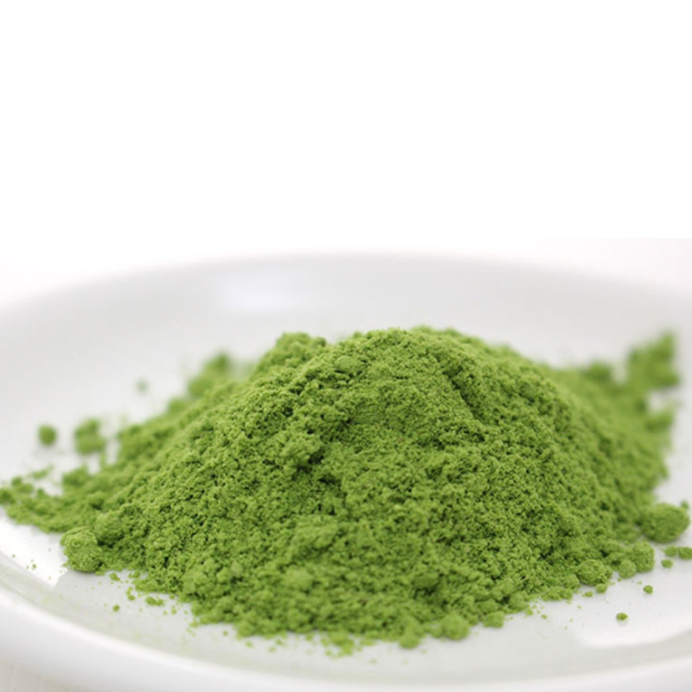 一堆綠色的抹茶粉放在白色盤子上