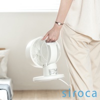 白色 SF-A1610 3D 氣流循環扇，具備可調節的風扇頭和底座，由一位穿著淺色衣物的女性手持，背景為明亮的室內環境。