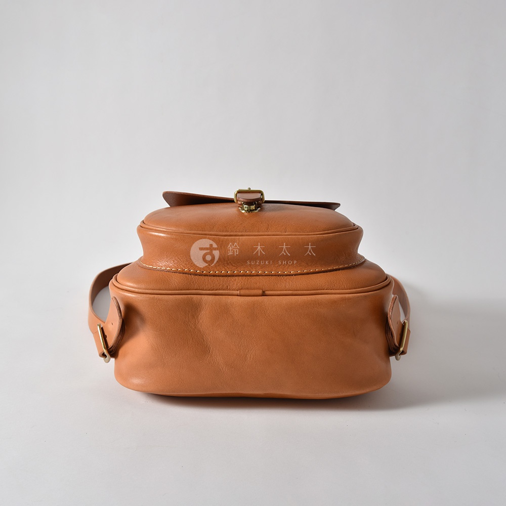 職人手作皮革立體口袋迷你後背包，顏色為大地棕色，材質為真皮皮革，設有金屬扣環及可調節肩帶。