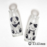 一組兩個透明玻璃牛奶瓶，分別印有可愛的黑白狗狗和貓咪圖案，狗狗戴著領巾，貓咪戴著項圈，瓶身帶有霧面質感。