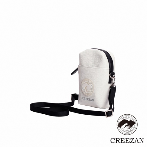 白色皮革材質的高爾夫迷你側背收納包，配有黑色織帶肩帶和銀色金屬扣環。包身正面有一個圓形品牌標誌，下方有CREEZAN字樣。