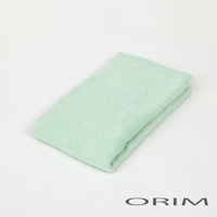 一條淺綠色的 BISAI 今治浴巾，材質柔軟，表面有細緻絨毛，對折放置於白色背景上。