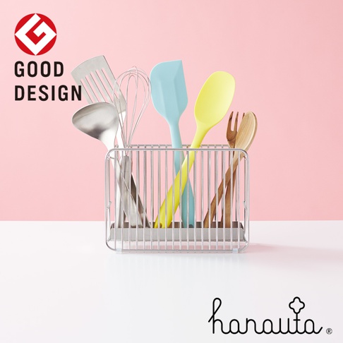 不鏽鋼餐具收納架，內部裝有金屬打蛋器、湯勺、藍色和黃色矽膠刮刀、以及木製叉子和湯勺。