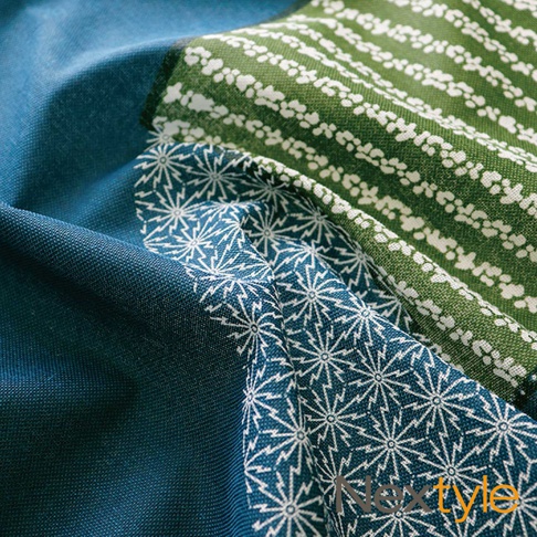 深藍色布料上有白色星形圖案，搭配綠色布料上的白色條紋與小花圖案。