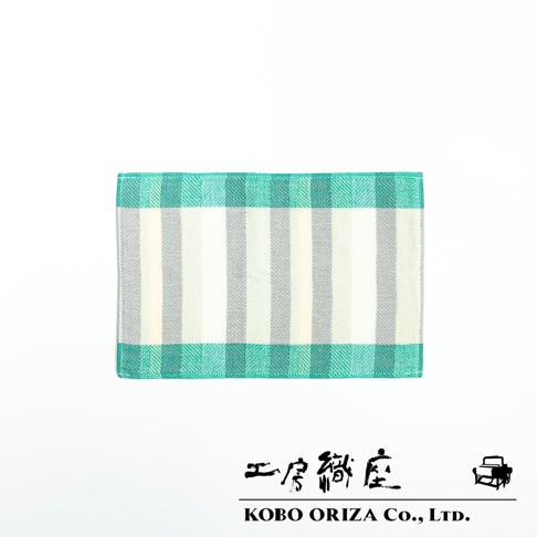 一條由綠色、淺灰色和米白色條紋組成的長方形手帕，採用今治織法，質感細緻。