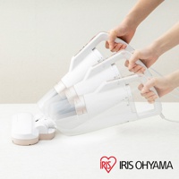 兩隻手正握著白色和玫瑰金色的 IRIS OHYAMA 氣旋偵測除蹣清淨機 IC-FAC3，其透明集塵筒內可見濾網。