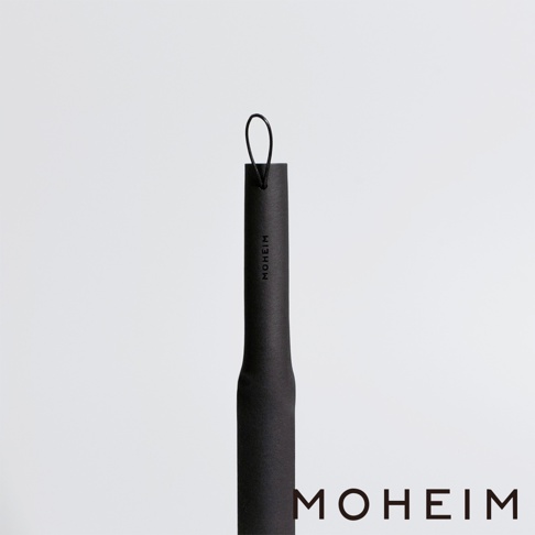 簡約黑色鞋拔，頂端有黑色掛繩，側面印有品牌名稱「MOHEIM」。