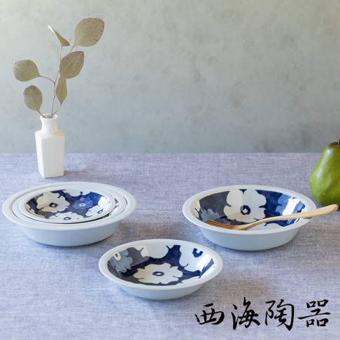 波佐見燒藍花紋三件式碟盤，白色陶瓷材質，帶有藍色花卉圖案，尺寸大小不一，堆疊擺放。