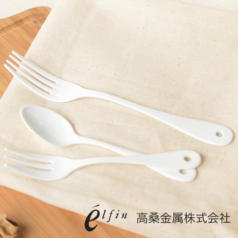 日製白琺瑯餐叉，共兩入，皆為白色，造型簡潔，帶有掛孔。