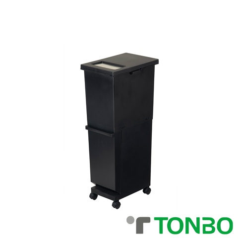 黑色雙層塑膠分類垃圾桶，上方設有投料口，下方為獨立空間，底部配有四個輪子，方便移動。