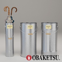OBAKETSU品牌的手工製傘桶-S，由銀色金屬製成，左邊的傘桶內裝有多把傘，另外兩個較大的傘桶則為空，皆有木製提把和OBAKETSU品牌標籤。